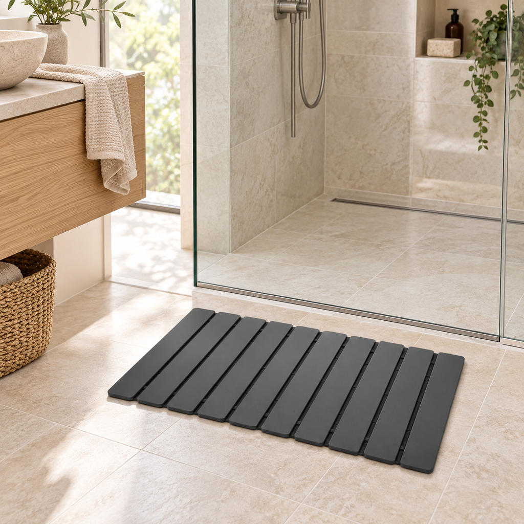 Caillebotis Diatomite – Gris Charbon dans une salle de bain lumineuse